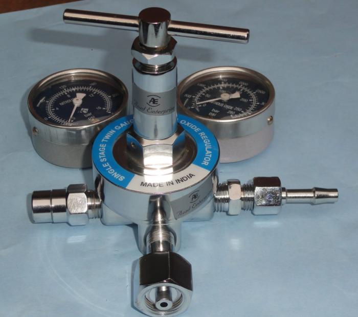 SINGLE STAGE DOUBLE GAUGE NITROUS OXIDE REGULATOR
