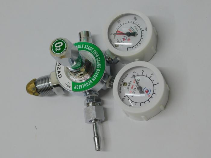 Single stage twin gauge oxygen regulator